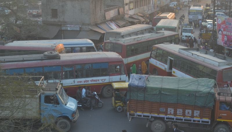 यहां अतिक्रमण ने किया सड़कों का दमन