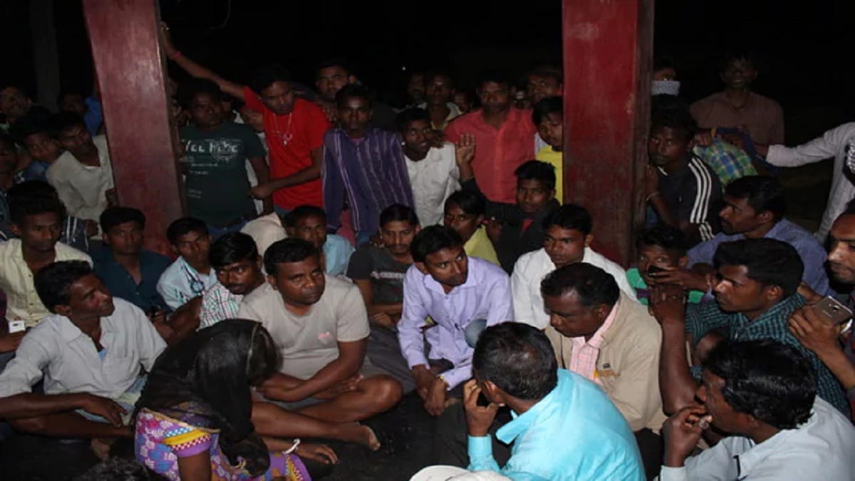 couple caught at home in allahabad