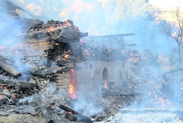  fire gutted six house and one temple at nankhari shimla
