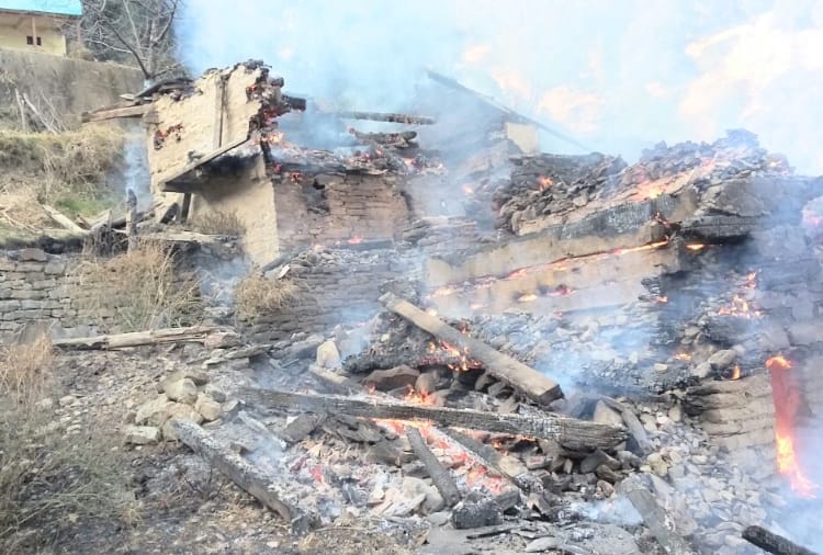  fire gutted six house and one temple at nankhari shimla