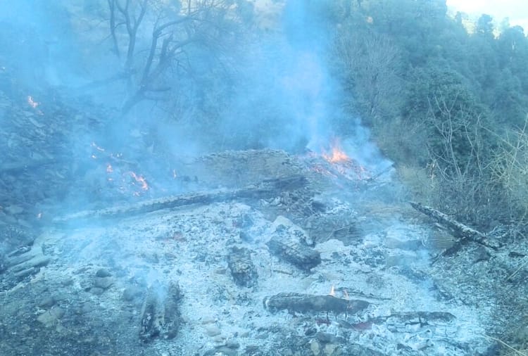  fire gutted six house and one temple at nankhari shimla