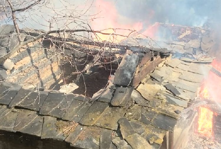 house and cowshed gutted in fire at mandi and solan himachal