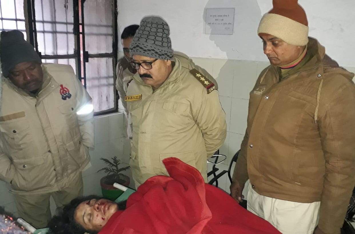 जमीन के विवाद में युवती पर देसी बम से हमला