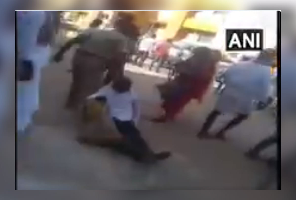 old man drag by policeman at Sringeri Sharadamba temple gate in Karnataka