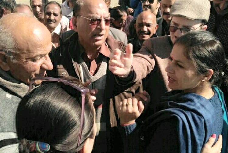  people fight with each other in front of mayor shimla