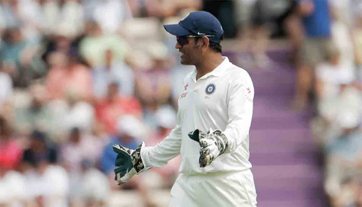 sunil gavaskar says ms dhoni should not have retired from test 