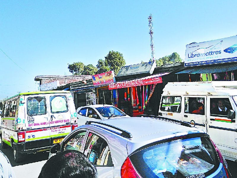 एचआरटीसी चालक और पर्यटकों में झड़प, ढाई घंटे परेशान रहे यात्री