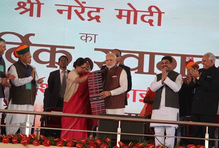rajasthan barmer pm modi praised cm vasundhara raje during his address 