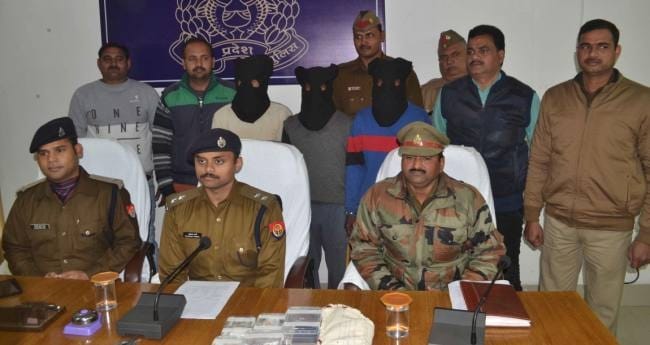 Police arrested three thief in varanasi