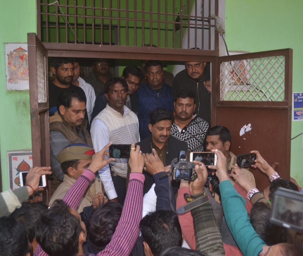 ex army man firing in etah caused family member hostage 