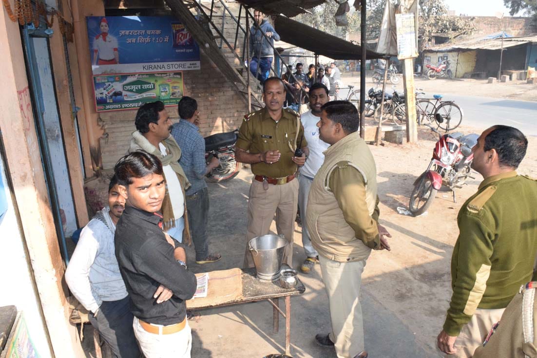 दुकान का शटर चाड़कर चोरों ने हजारों की चोरी