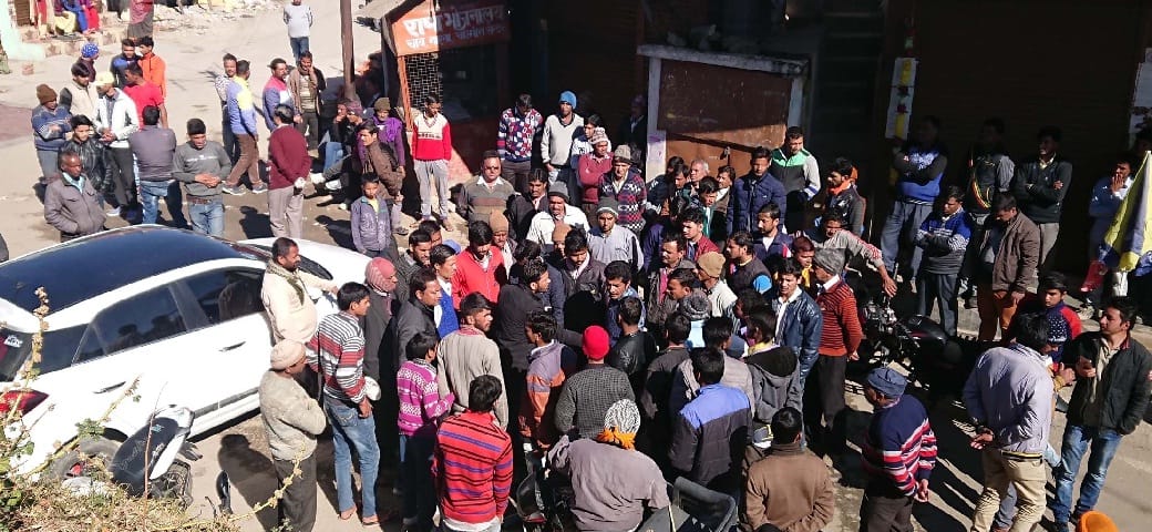 देवीधुरा में हत्या के खुलासे की मांग को बाजार बंद, 20 मिनट जाम भी लगाया