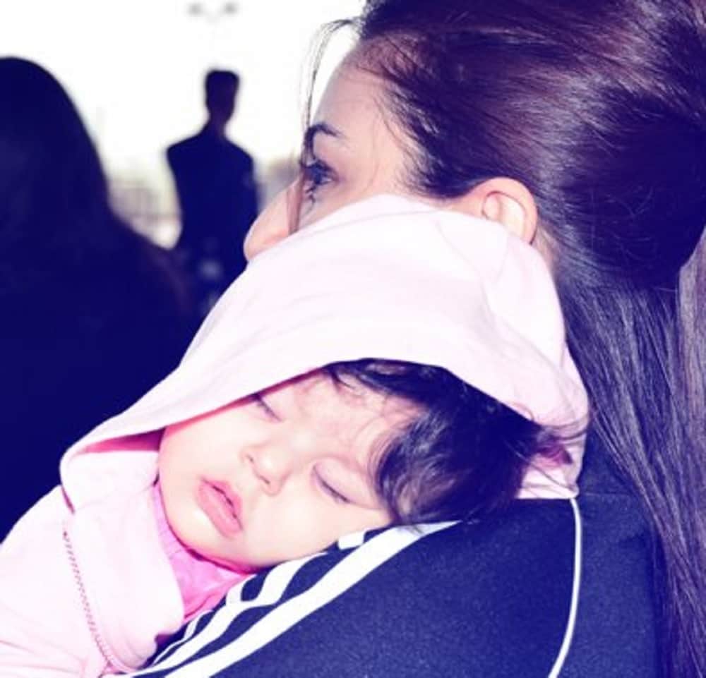 Soha ali khan daughter inaaya sleeping picture will surely take your heart