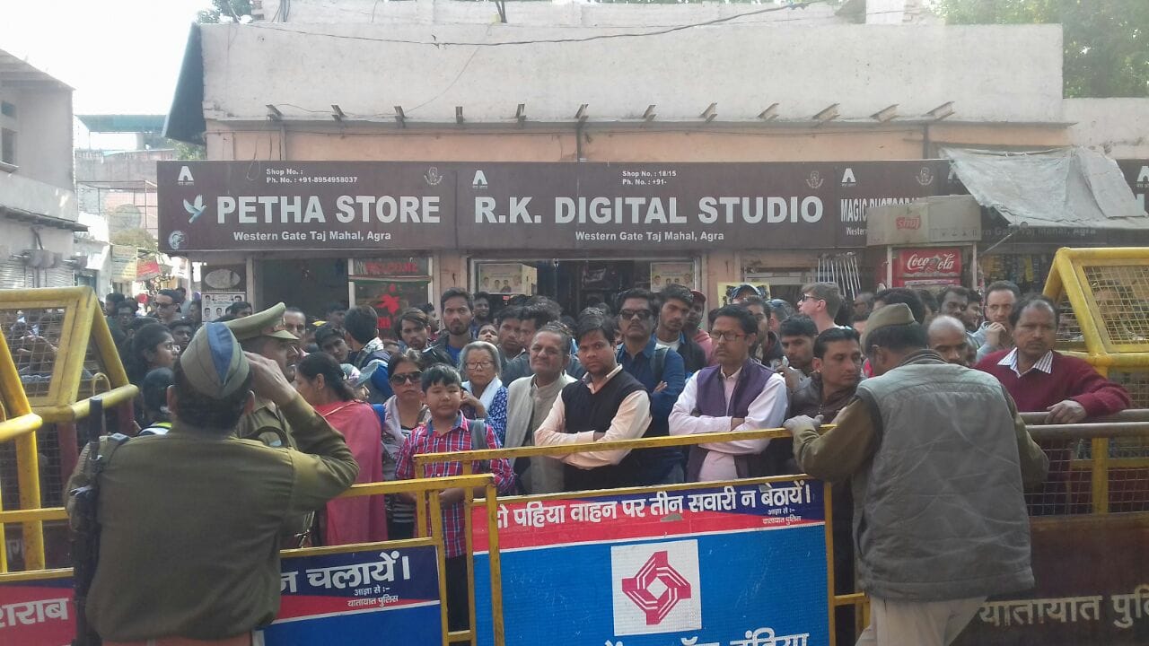 Heavy crowd after Israel PM visit of Taj mahal