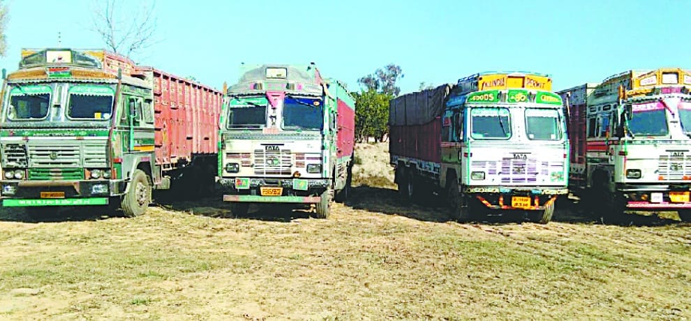 अवैध खनन पर चार ट्रक व तीन ट्रैक्टर जब्त