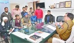 पुलिस अधिकारी को घटना की जानकारी देते भीम आर्मी के कार्यकर्ता।