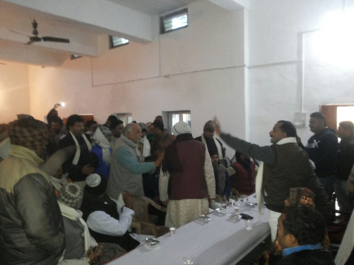बैठक में क्षेत्र पंचायत सदस्यों ने उपेक्षा का आरोप लगा किया हंगामा