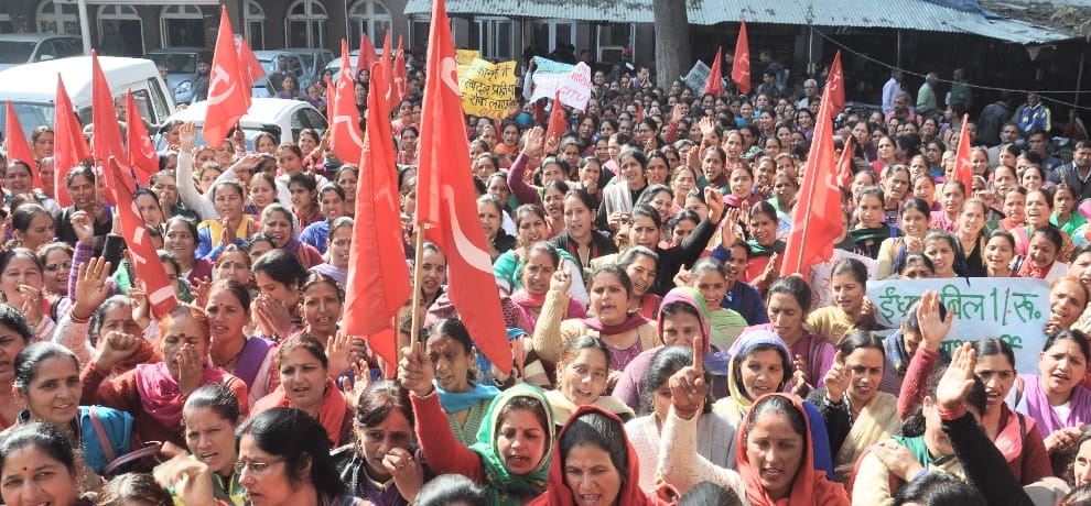 मिड-डे-मील, आंगनबाड़ी, आशा वर्कर्स ने दिया धरना
