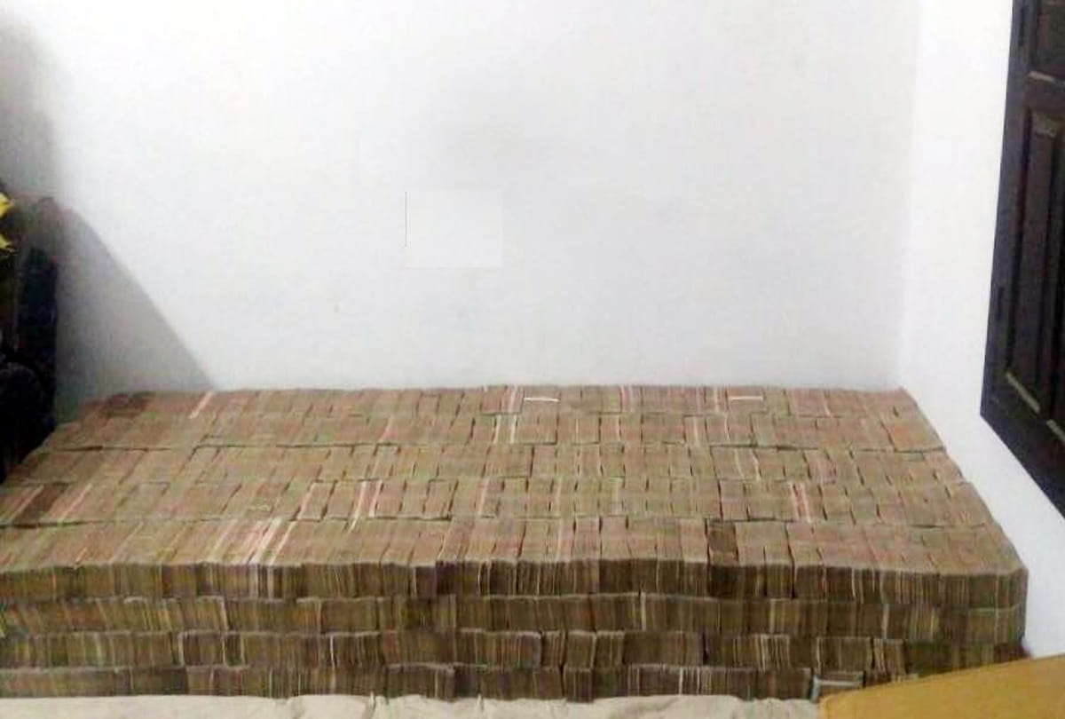 bed of 97 crore notes in kanpur