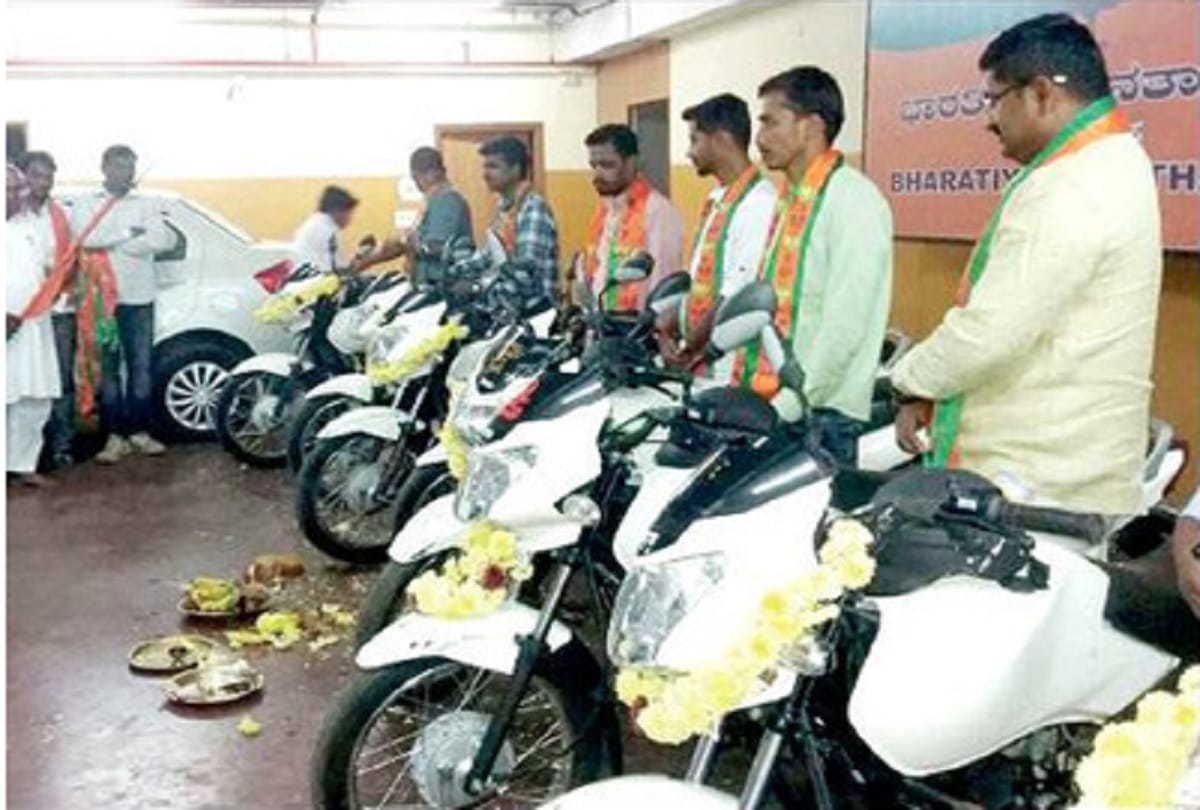BJP and congress distributes gifts ahead of Karnataka assembly election