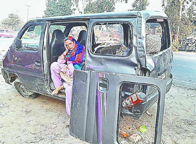 bus ki takkar se palti car