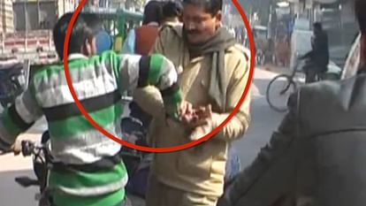 UP POLICE CONSTABLE BEATEN STUDENT ON ROAD IN FATEHPUR