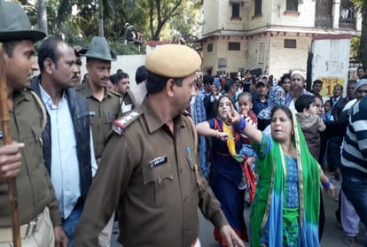 Clashes with police in court complex rajasthan