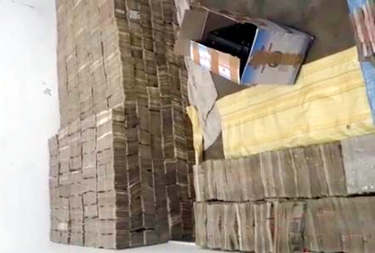 bed of 97 crore notes in kanpur