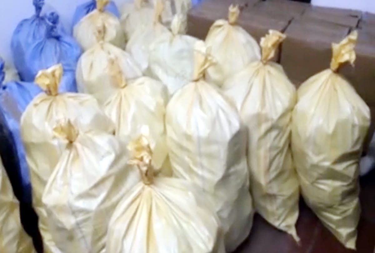 bed of 97 crore notes in kanpur