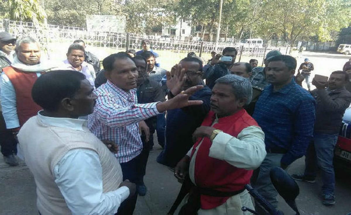 Latehar: BJP leader Rajdhani Yadav slaps and argues with District transport officer arrested 