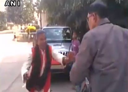 Latehar: BJP leader Rajdhani Yadav slaps and argues with District transport officer arrested 