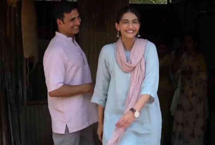 akshay kumar prank in the set of padman with sonam and radhika