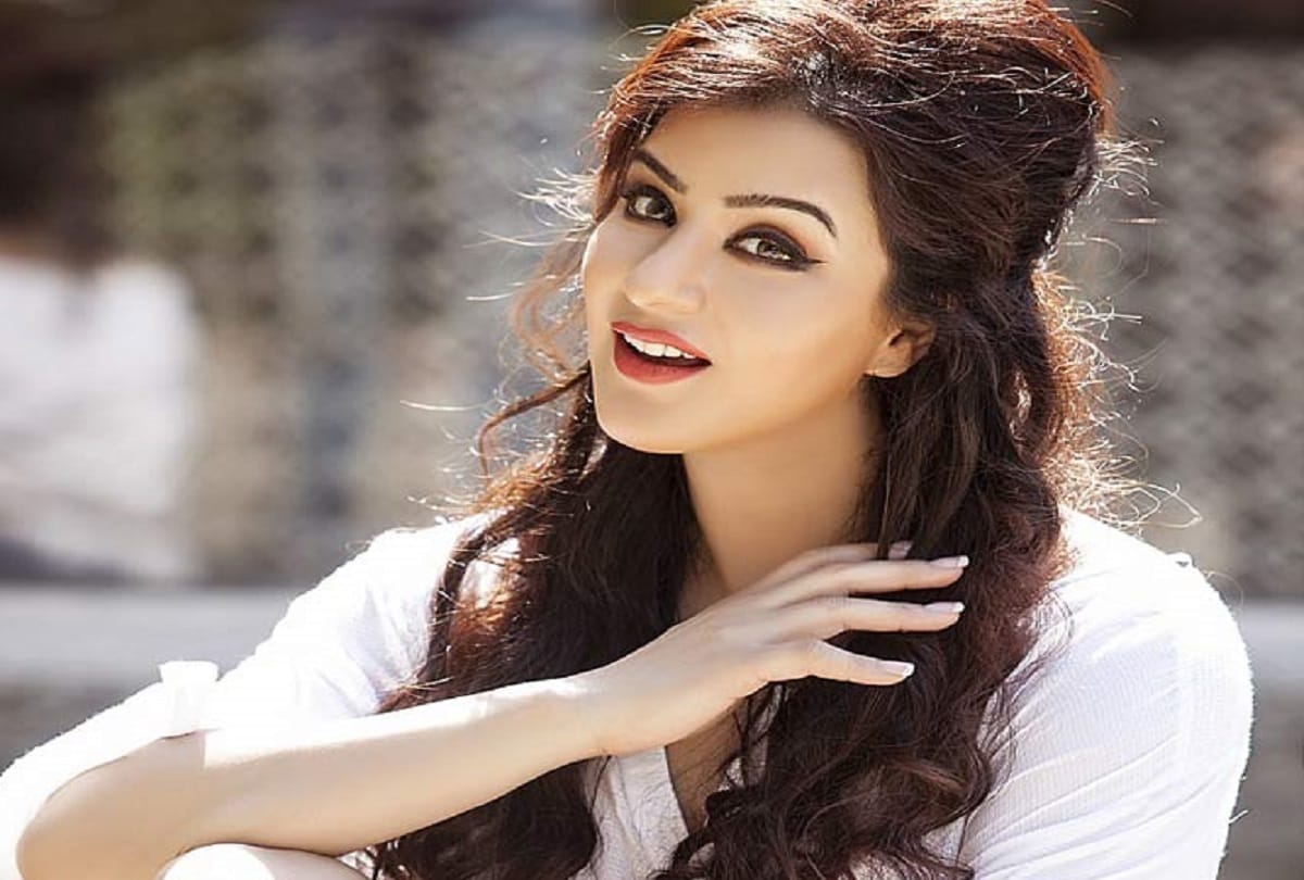 Gauhar Khan Trolled By Some  Users After late wish shilpa shinde