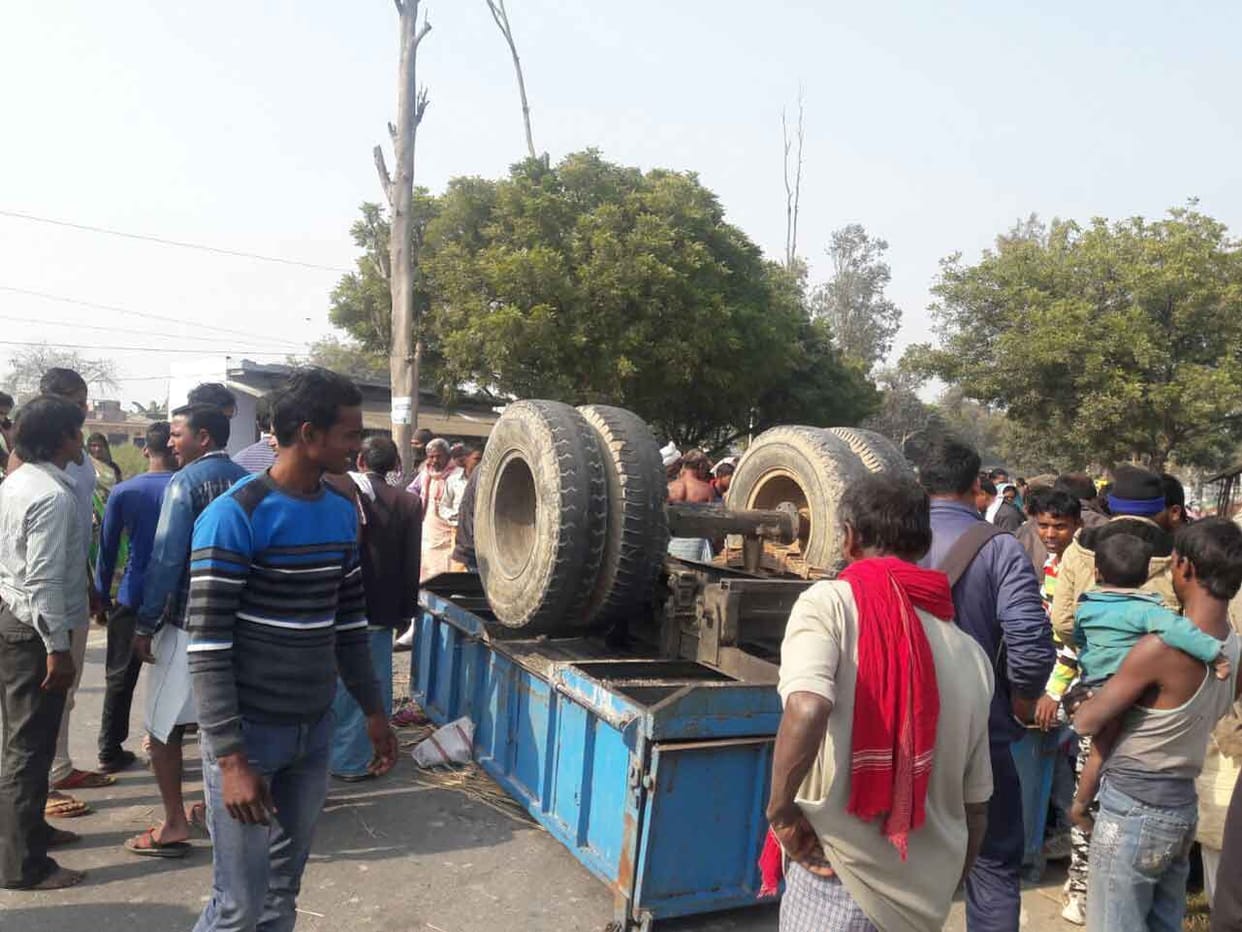 टैक्टर पलटने से दो महिलाओं की मौत, नौ घायल