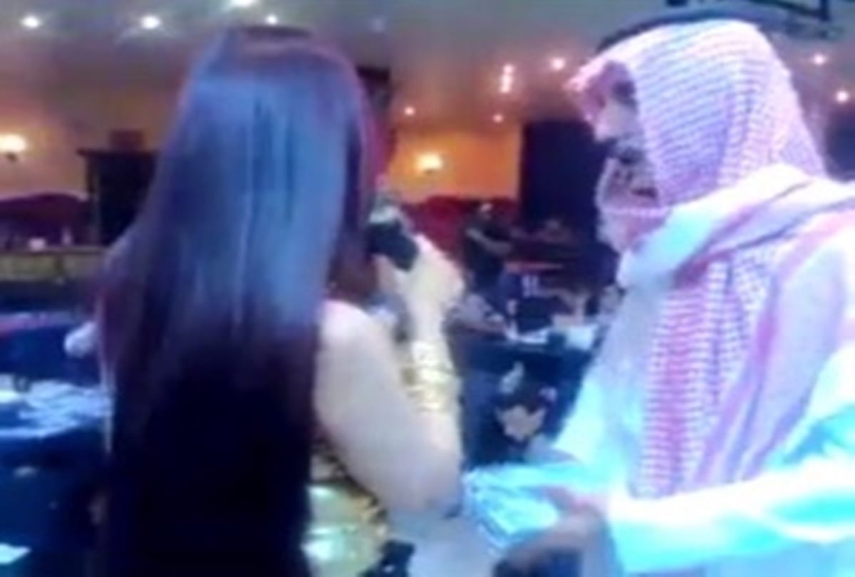 video being viral of a Sheikh who spend billions in one night on a singer 