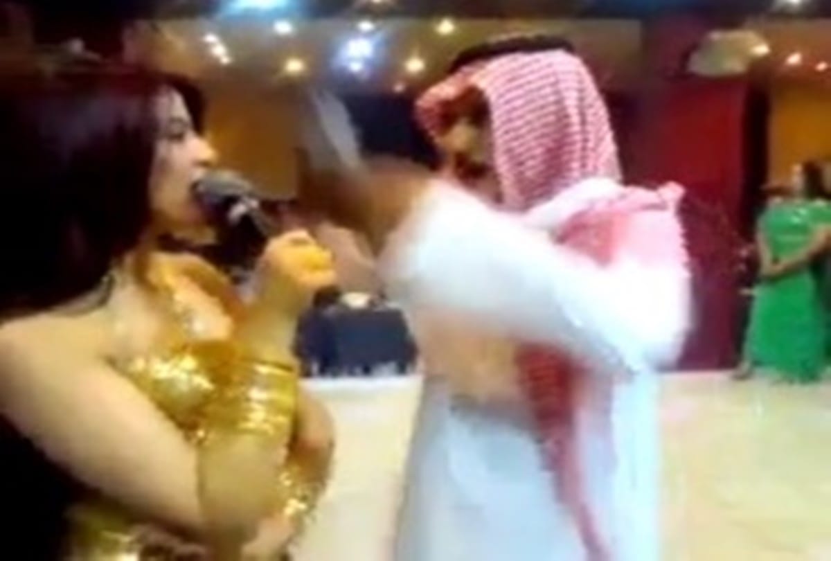 video being viral of a Sheikh who spend billions in one night on a singer 