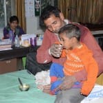 लक्ष्मी को दूध और खिचड़ी खिलाते उसके पिता 