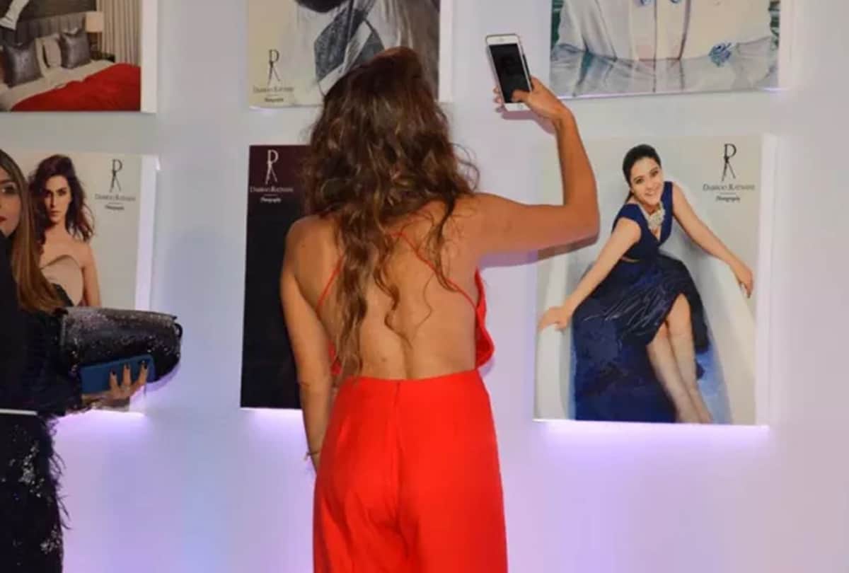 anusha dandekar poses in front of media at dabboo ratnani party