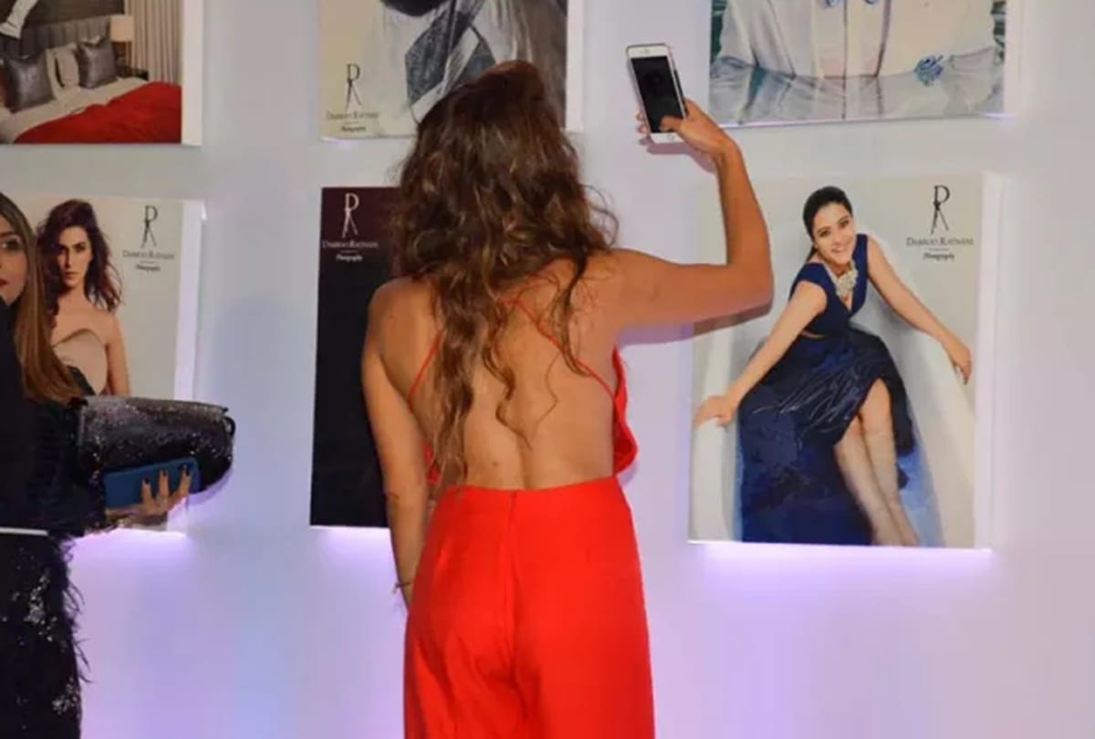anusha dandekar poses in front of media at dabboo ratnani party