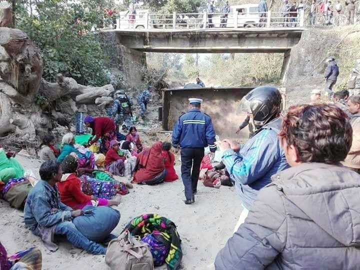 accident Tractor-trolley full of people, driver dies 