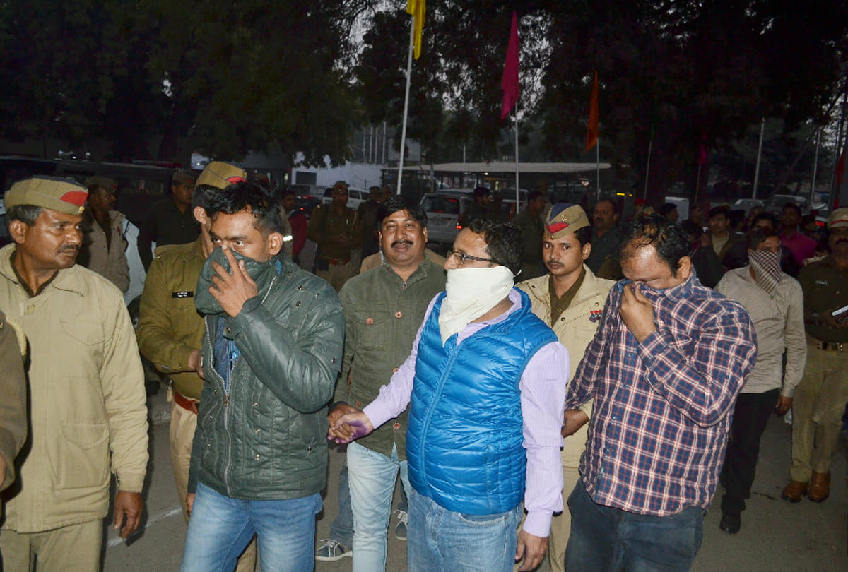 Demonetized currency worth crores seized from a residential premises