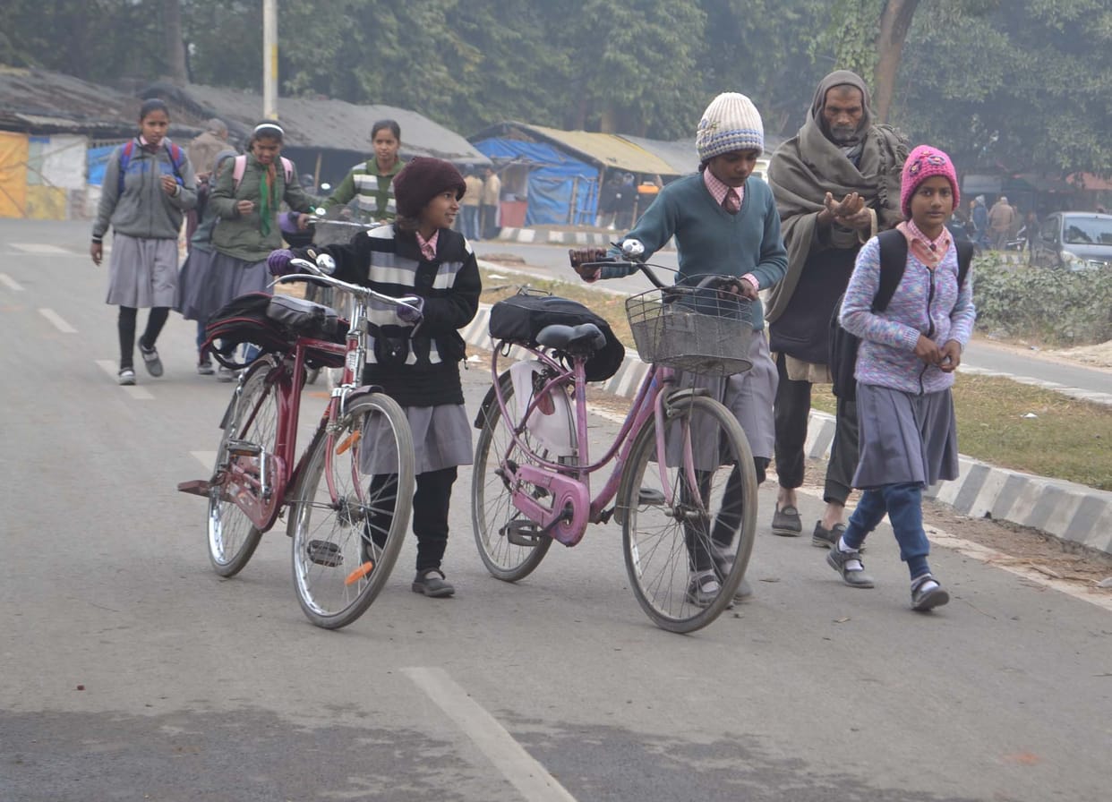 The cold-reaching school arrives school.