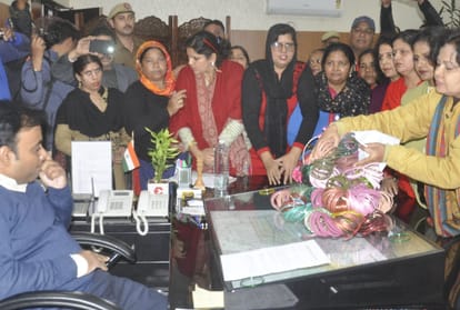 ladies sent bangles to cm and asked for resignation 