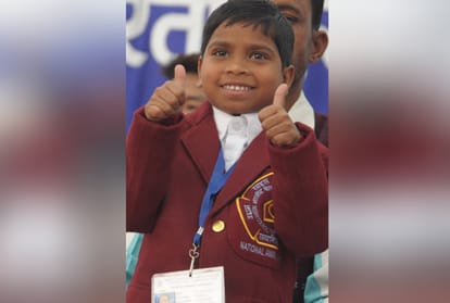 seven years old girl fought with crocodile to her sister's life
