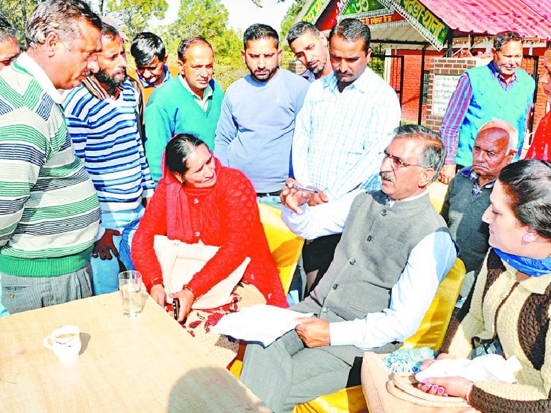 बढेड़ा की सड़क को पक्की करने के लिए तीन लाख स्वीकृत