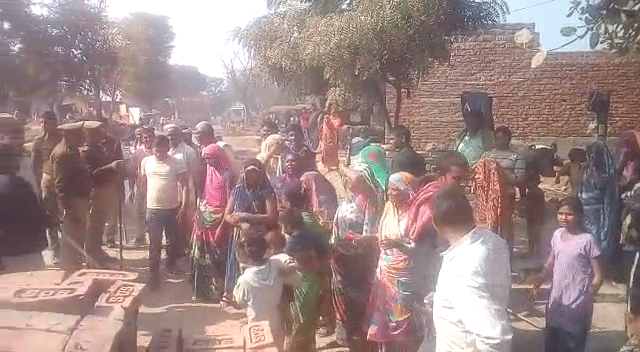 stone pelting on police in agra for removing encroachment 