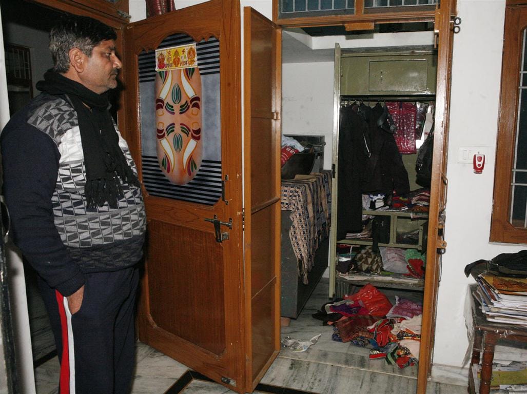 Theft of lakhs from the home of the inter-college operator