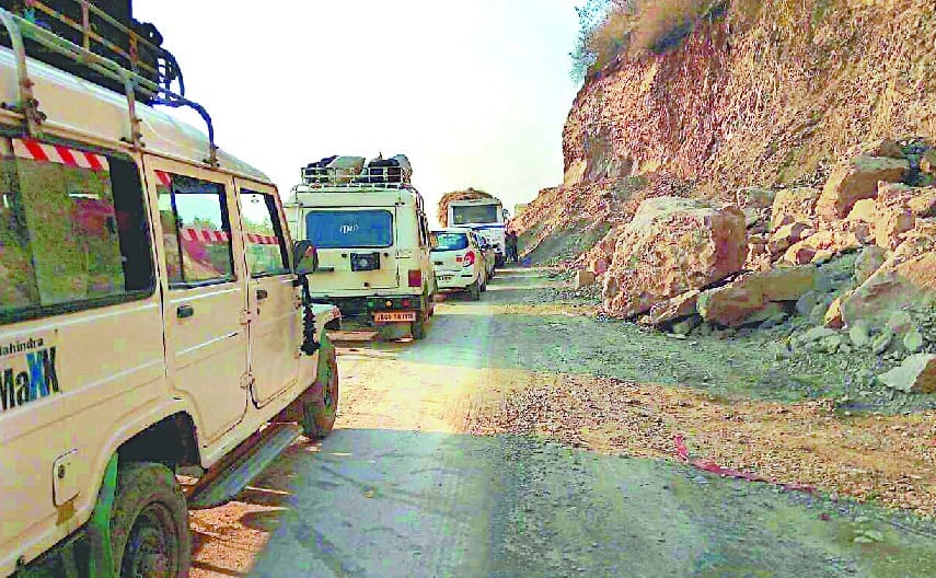 Twenty-two hours of traffic on a perennial road