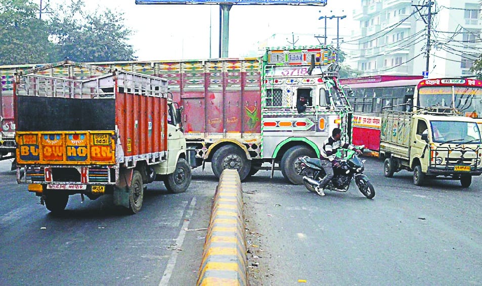 adg bole , no entry me bhaari vaahan dikhe to napenge thaanedaar
