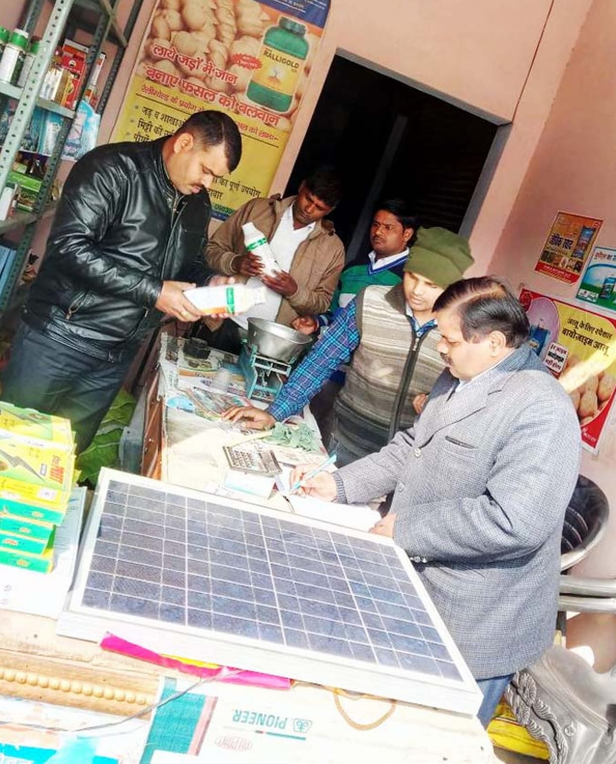 बिल्सी में कीटनाशक दवाओं की दुकानों पर छापा